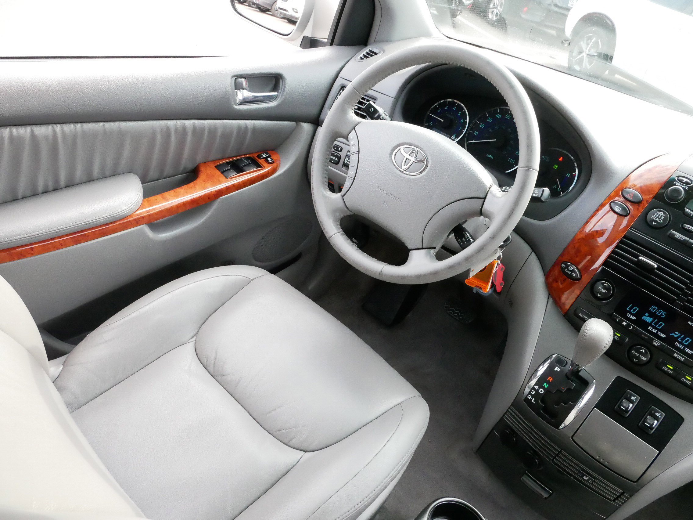 2009 Toyota Sienna XLE photo 9