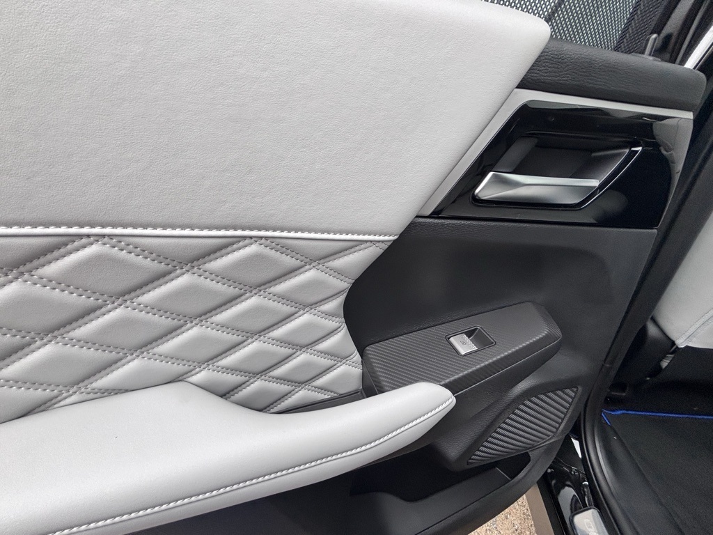 2024 Mitsubishi Outlander PHEV Platinum photo 16