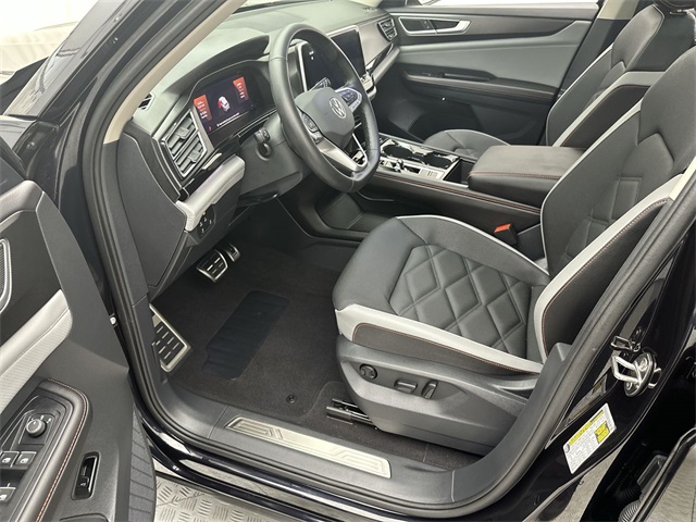 2025 Volkswagen Atlas Peak Edition SE photo 3