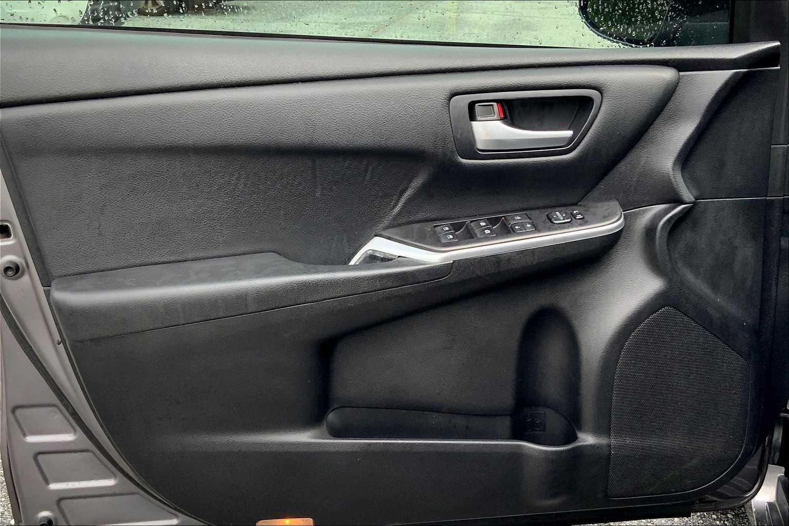 2015 Toyota Camry SE photo 19