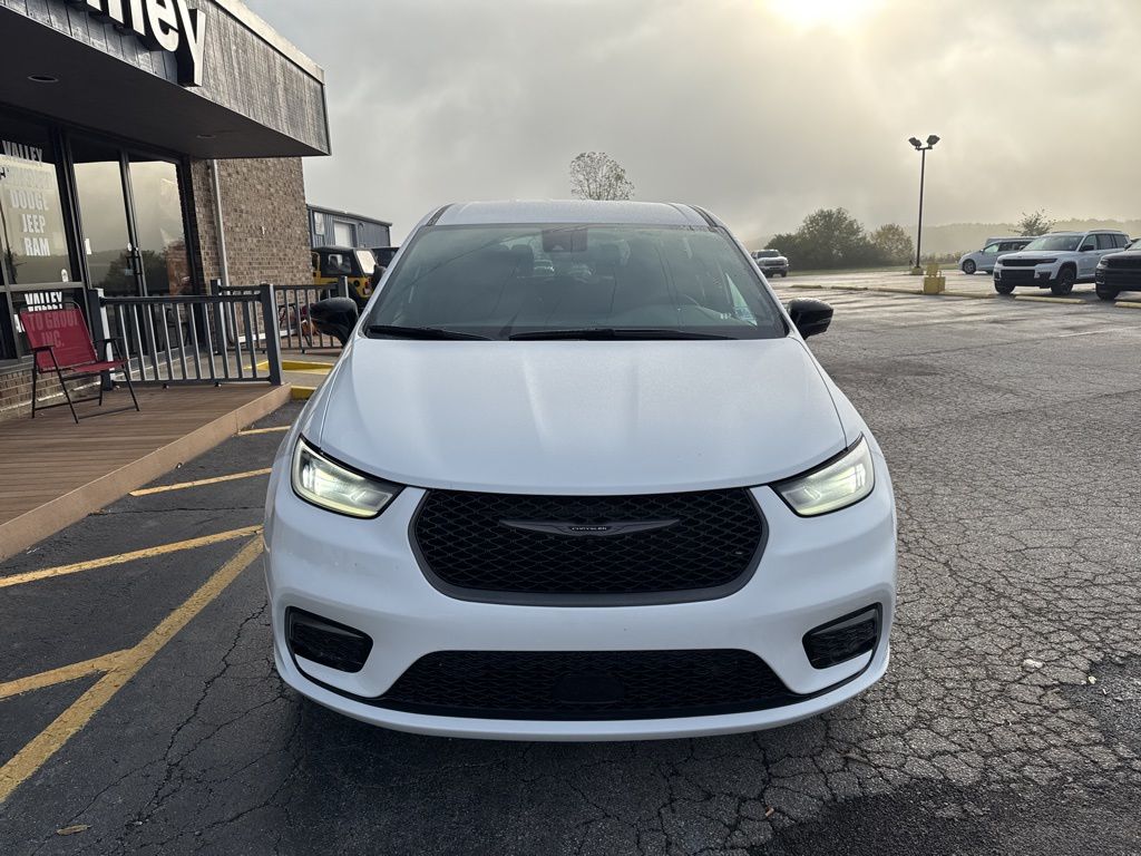 2026 Chrysler Pacifica photo 2