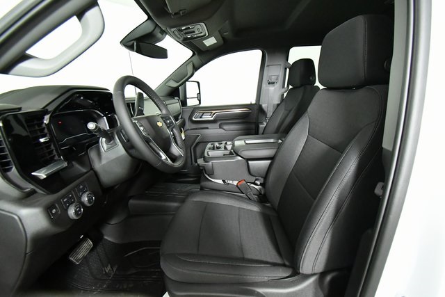 2025 Chevrolet Silverado 3500HD LT photo 4