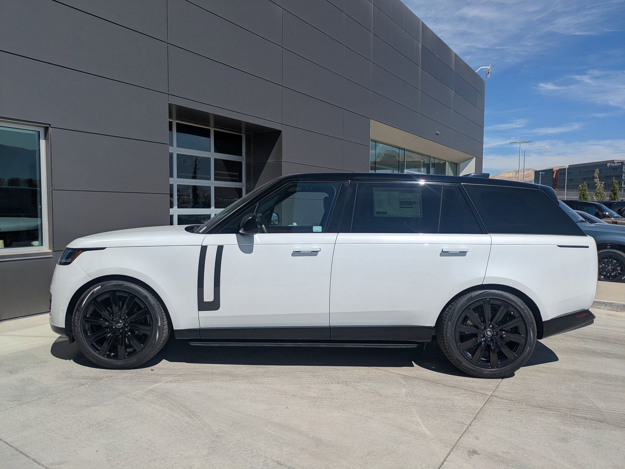 2025 Land Rover Range Rover SE photo 9