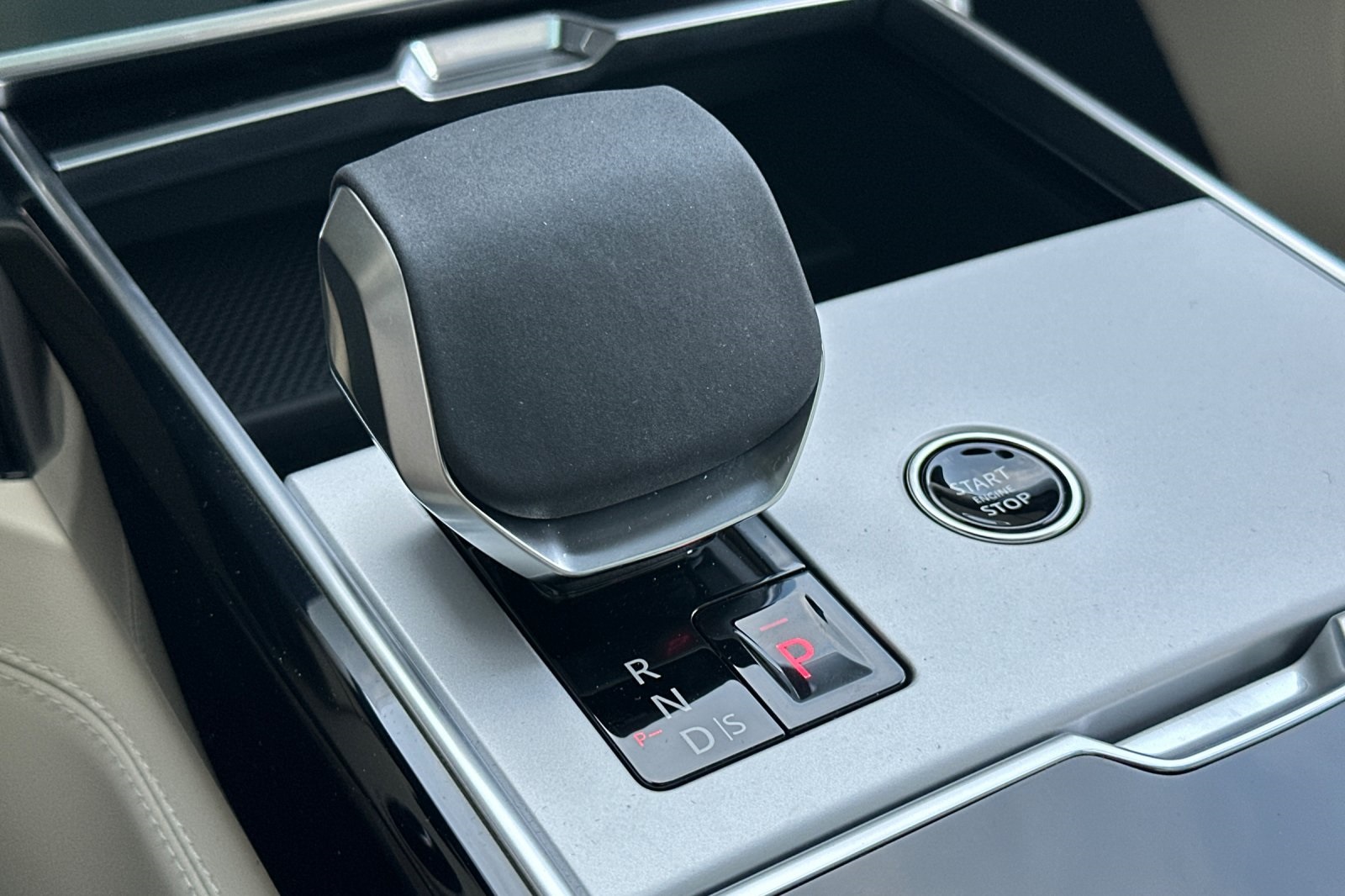 2025 Land Rover Range Rover SE photo 24