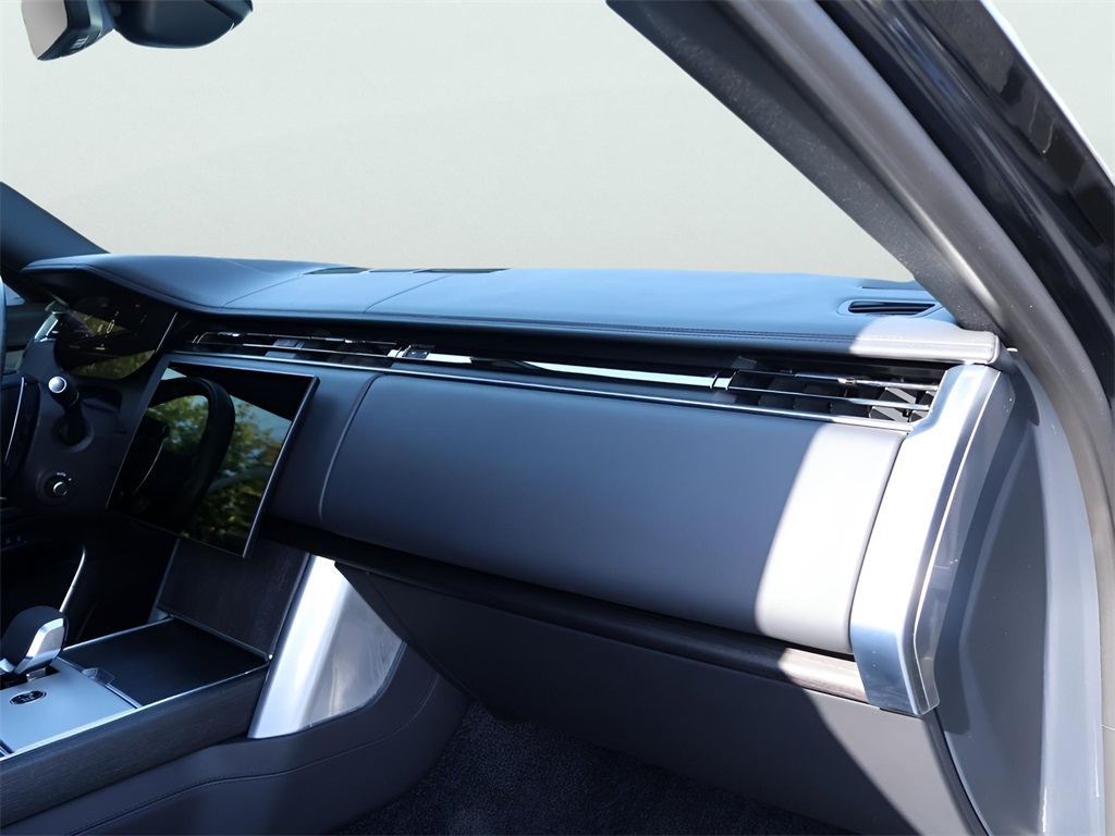 2025 Land Rover Range Rover SE photo 9