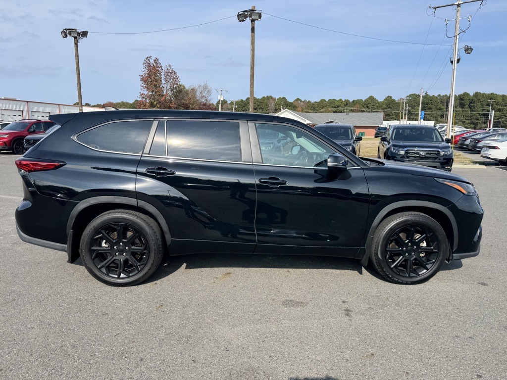 2023 Toyota Highlander LE photo 2
