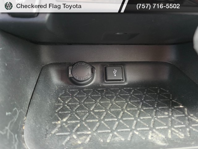 2020 Toyota RAV4 XLE photo 17