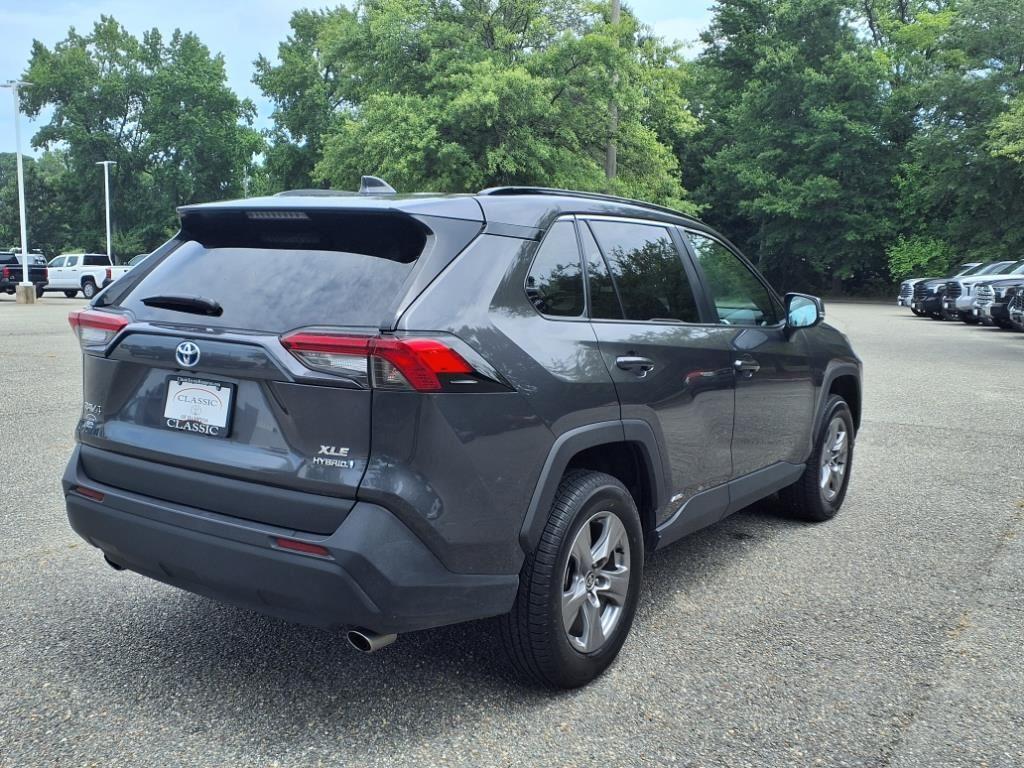 2024 Toyota RAV4 Hybrid XLE photo 3