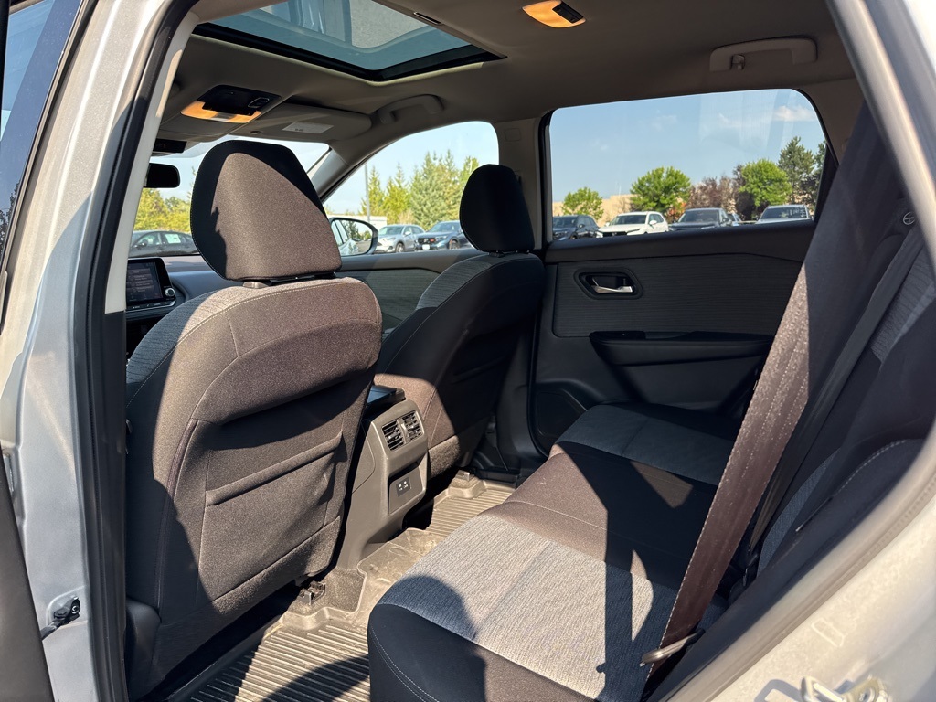 2021 Nissan Rogue SV photo 18