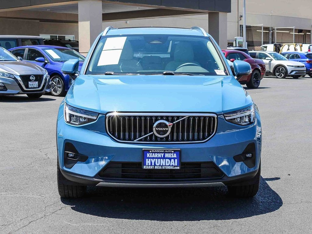 2023 Volvo XC40 Plus photo 2