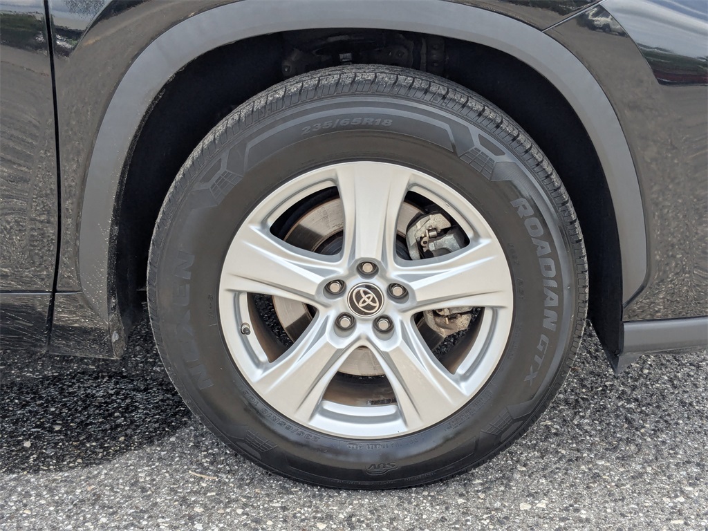 2023 Toyota Highlander LE photo 9