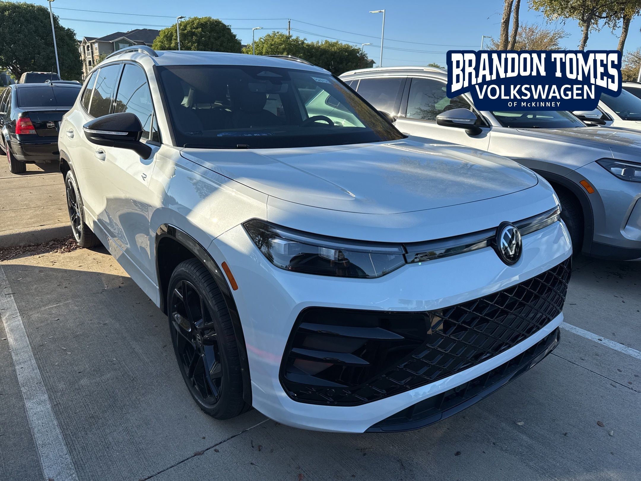 2025 Volkswagen Tiguan SE R-LINE BLACK's photo