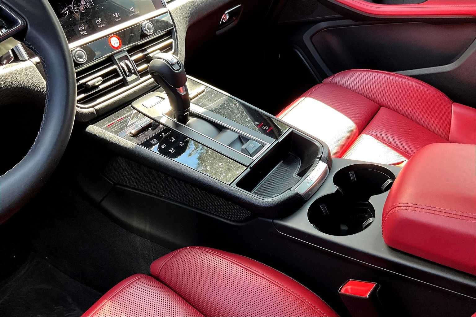 2024 Porsche Macan T photo 17