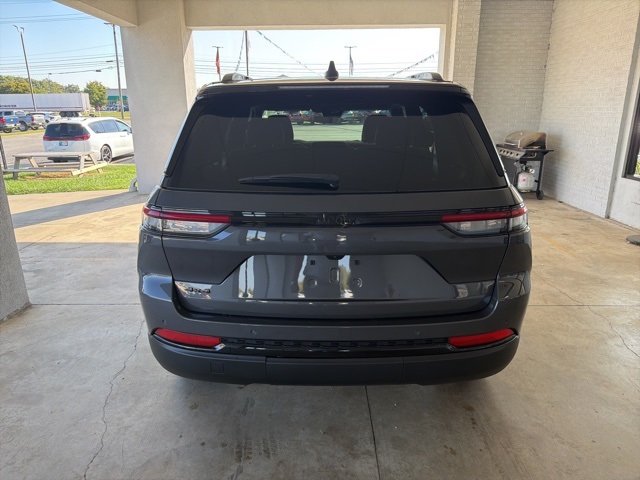 2025 Jeep Grand Cherokee Altitude photo 2