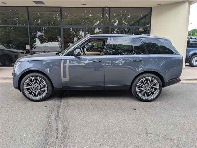 2025 Land Rover Range Rover SE photo 3