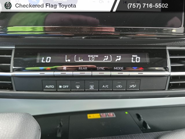 2025 Toyota Sienna LE photo 16