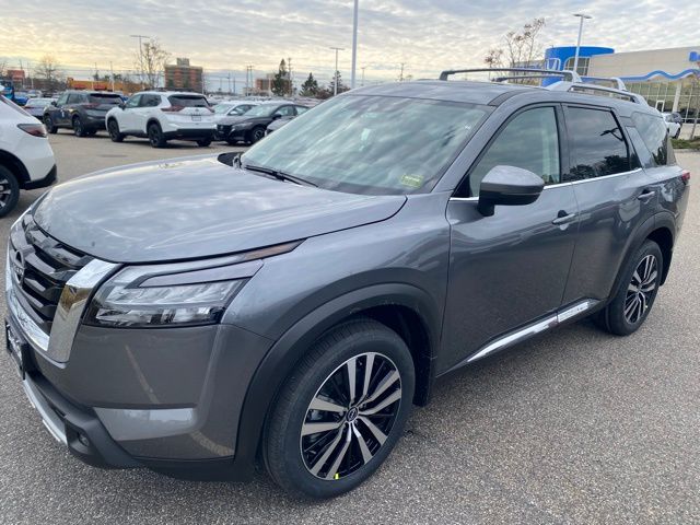 2025 Nissan Pathfinder Platinum photo 4