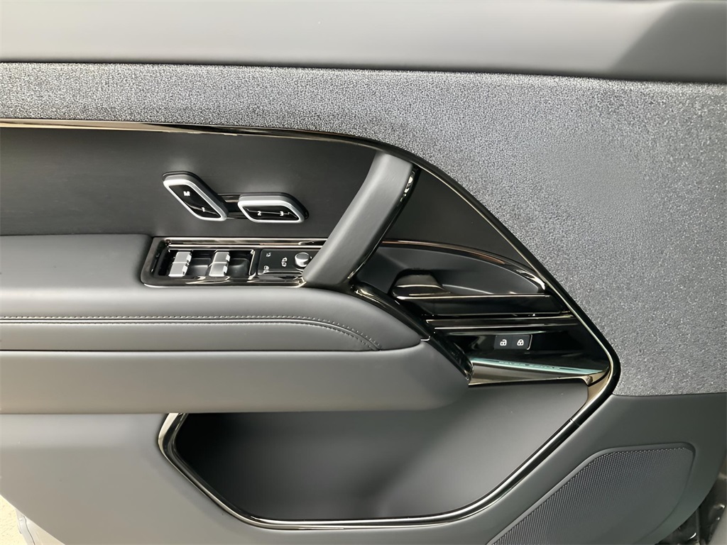 2025 Land Rover Range Rover Sport SE photo 17