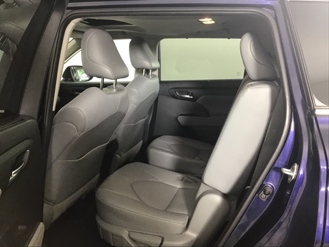 2021 Toyota Highlander XLE photo 19