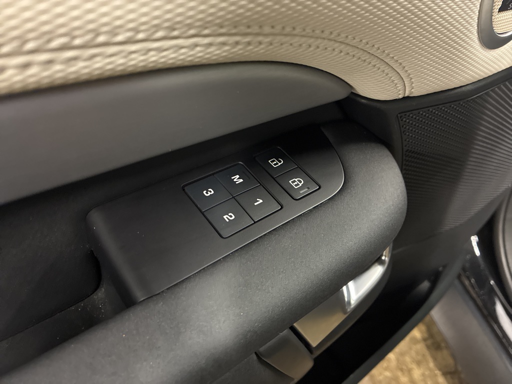2024 Land Rover Discovery SE photo 12