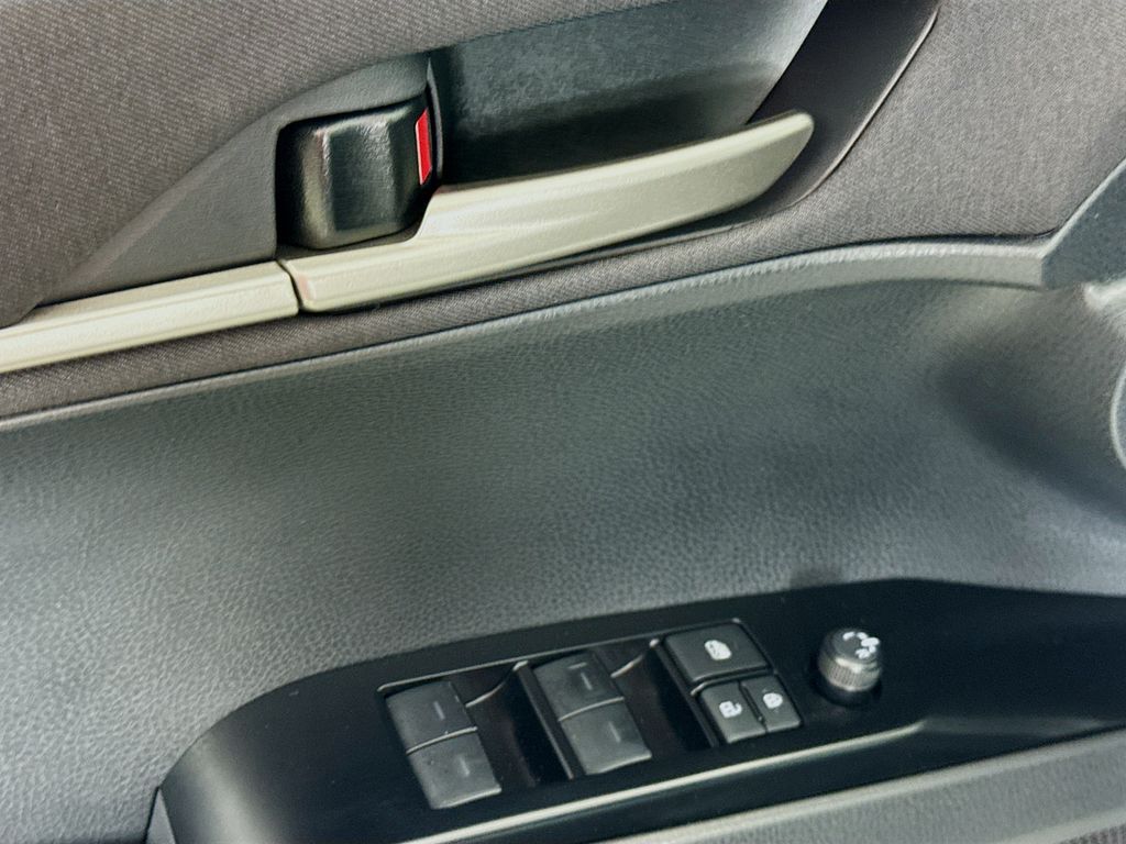 2025 Toyota Camry Hybrid LE photo 18