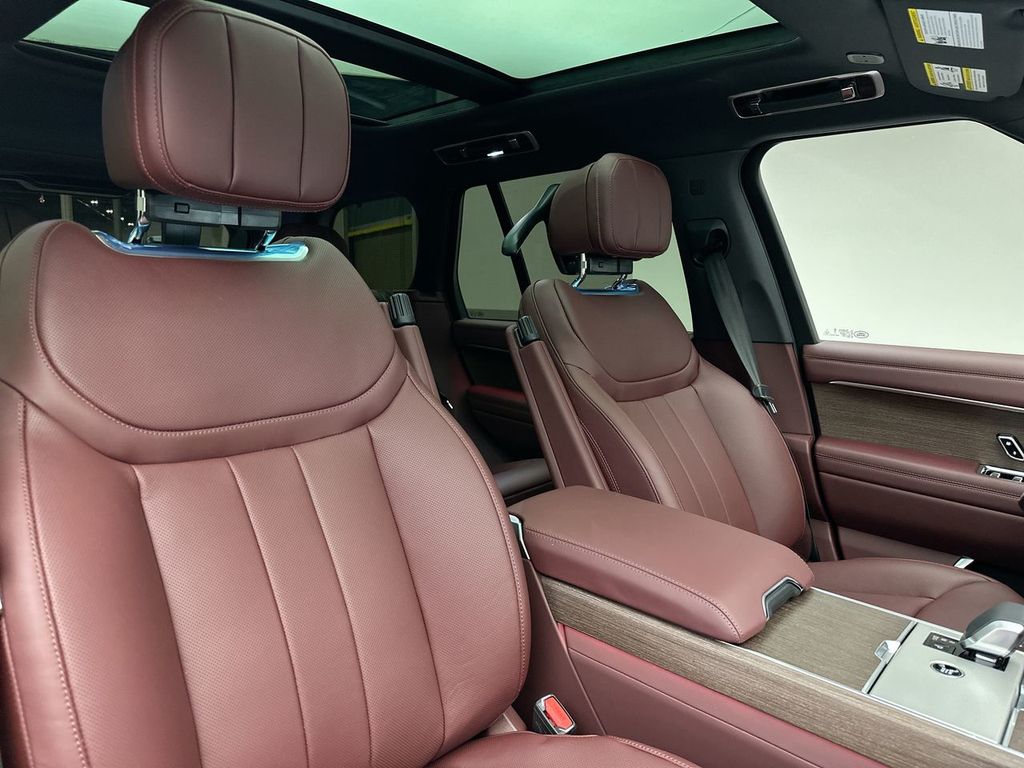 2025 Land Rover Range Rover SE photo 4