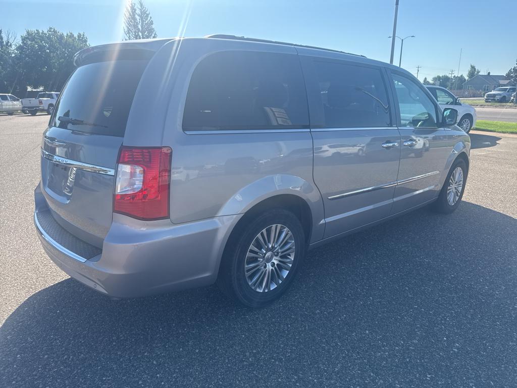 2014 Chrysler Town & Country photo 6