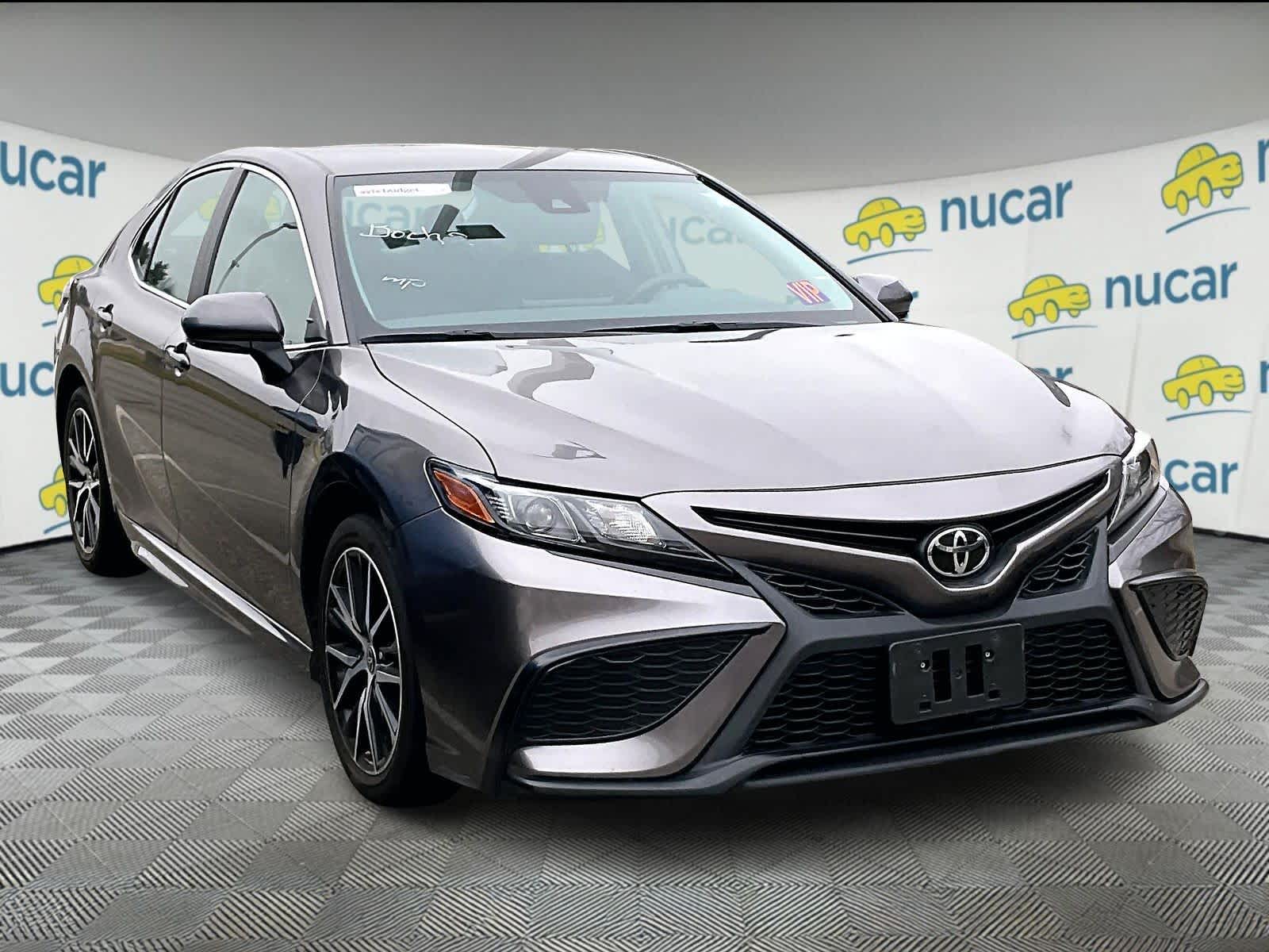 2024 Toyota Camry SE's photo