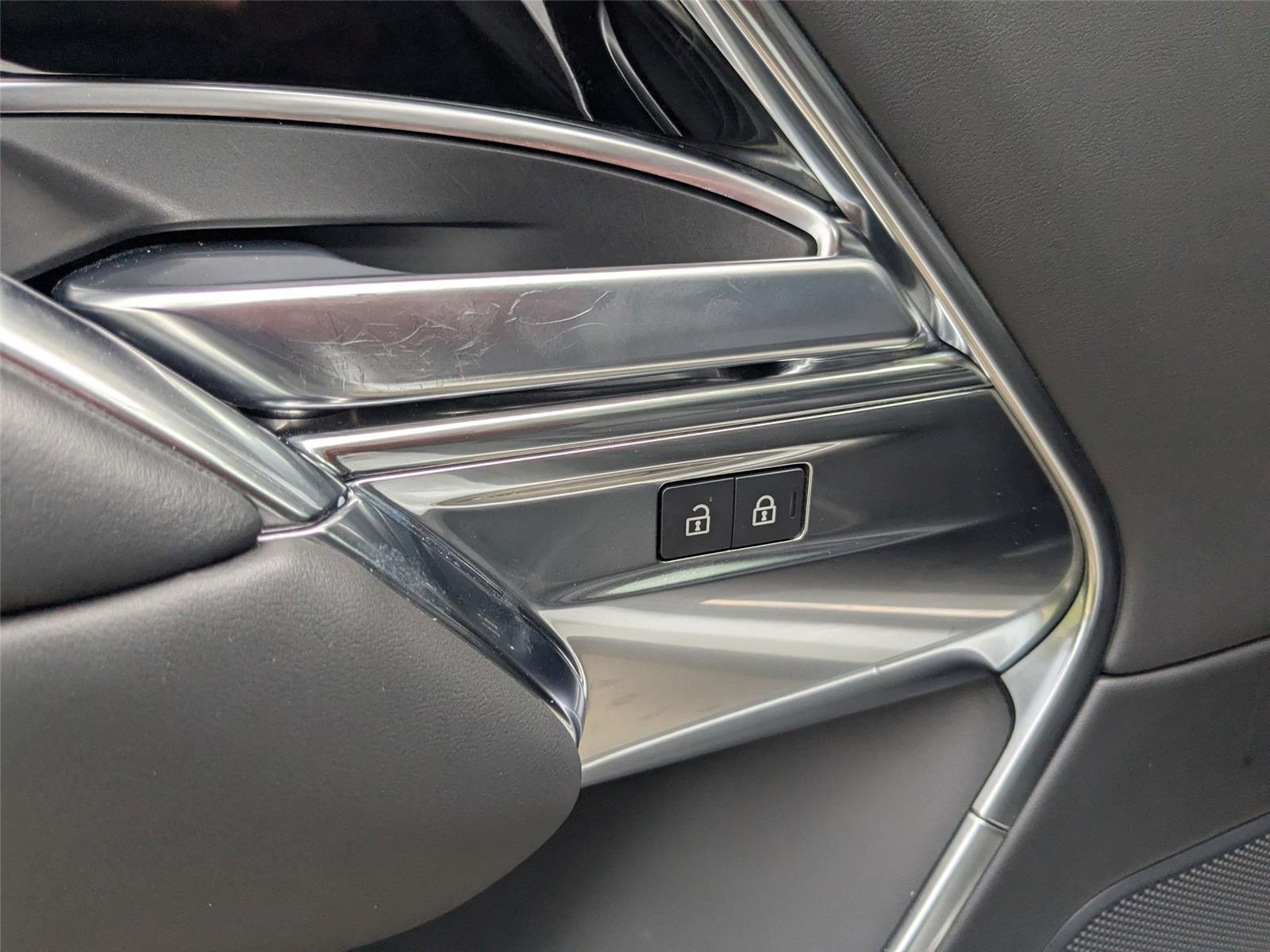 2023 Land Rover Range Rover SE photo 13