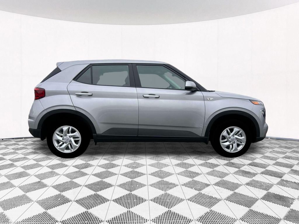2025 Hyundai Venue SE photo 8