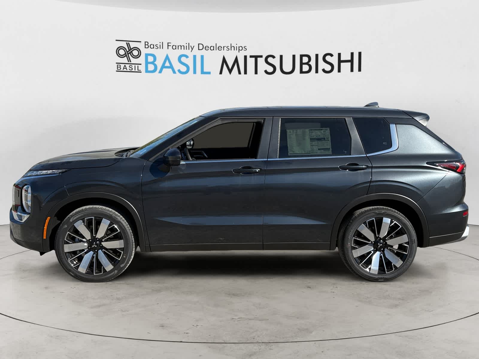 2025 Mitsubishi Outlander SE photo 2