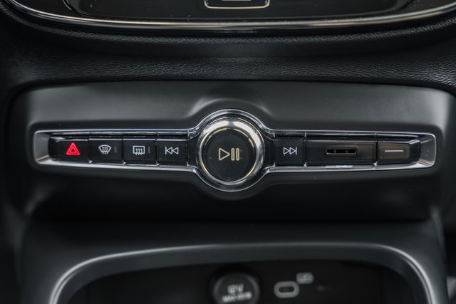 2024 Volvo XC40 Plus photo 19