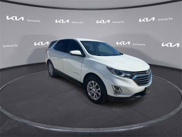 2019 Chevrolet Equinox LT photo 2