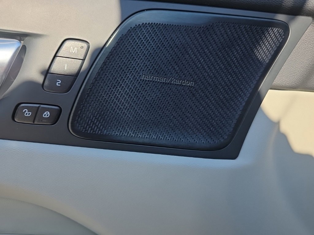 2023 Volvo XC60 B5 Ultimate photo 10