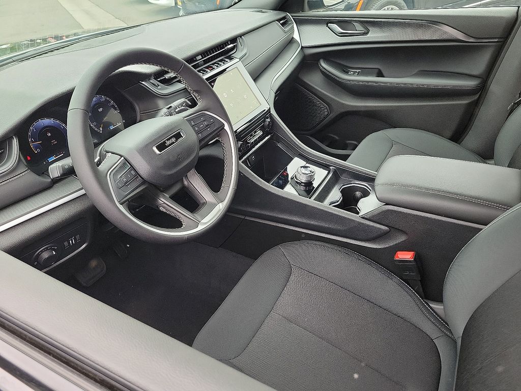 2025 Jeep Grand Cherokee Laredo X photo 3