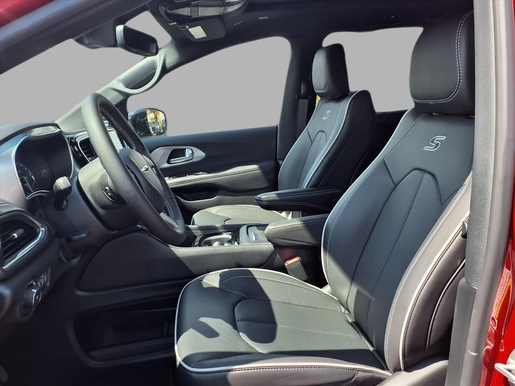 2026 Chrysler Pacifica Limited photo 17