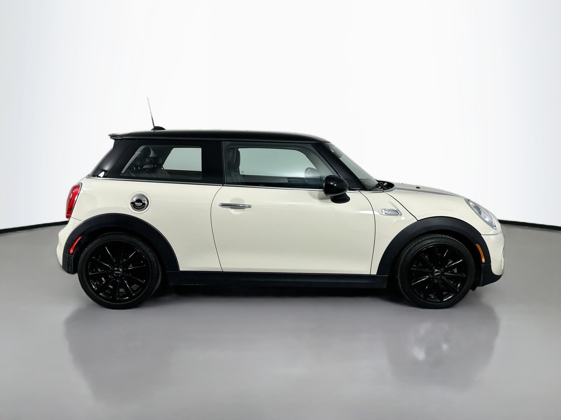 2015 Mini Cooper Hardtop S photo 2