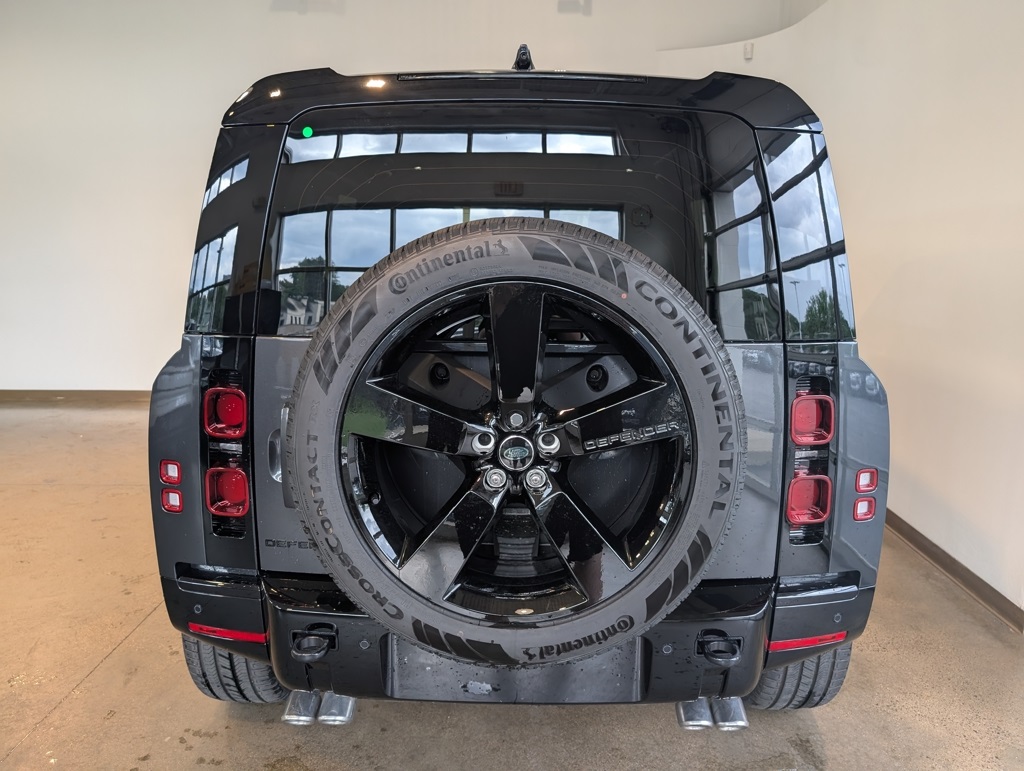 2025 Land Rover Defender 110 X-Dynamic SE photo 4