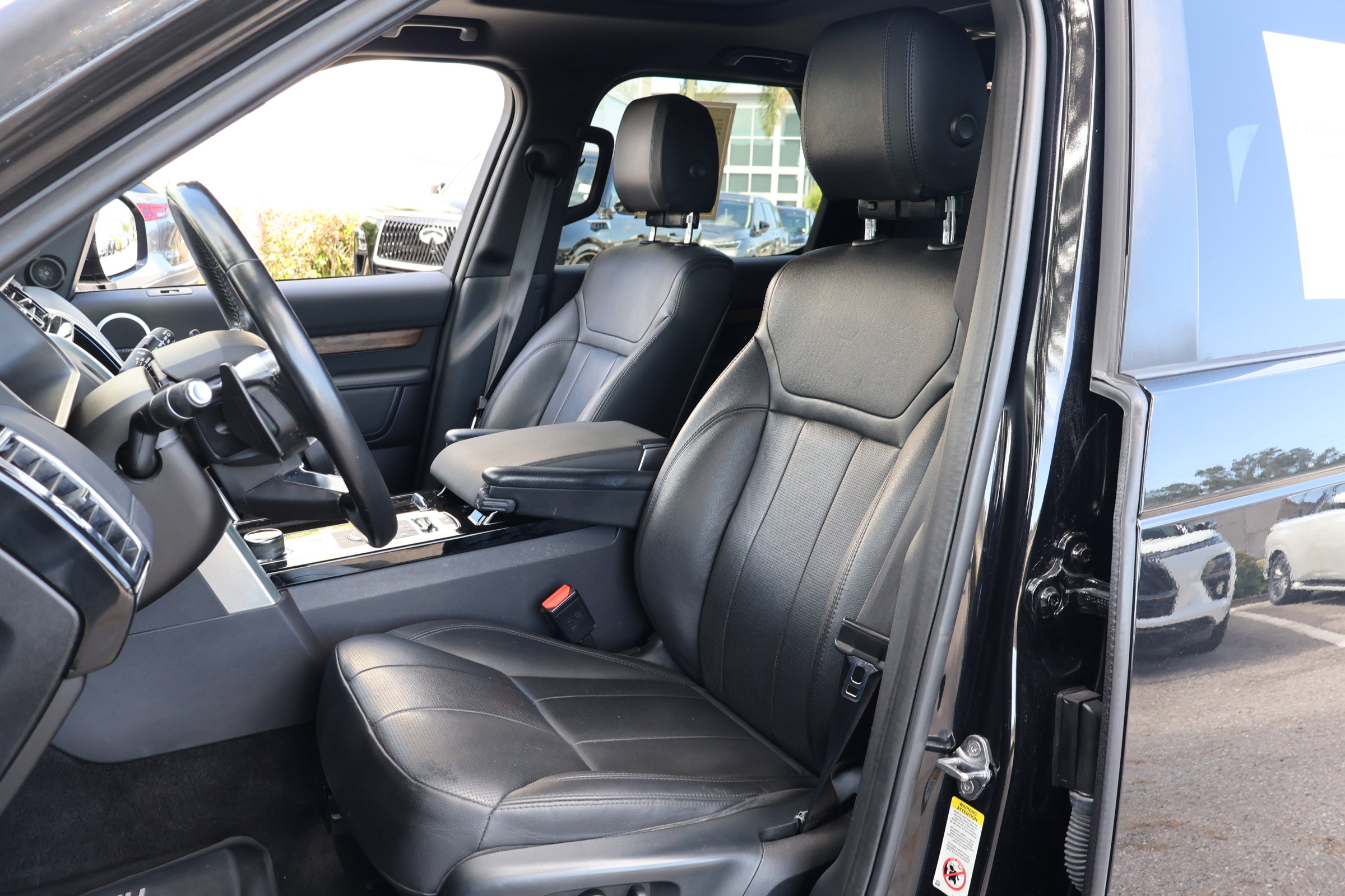 2019 Land Rover Discovery HSE photo 2