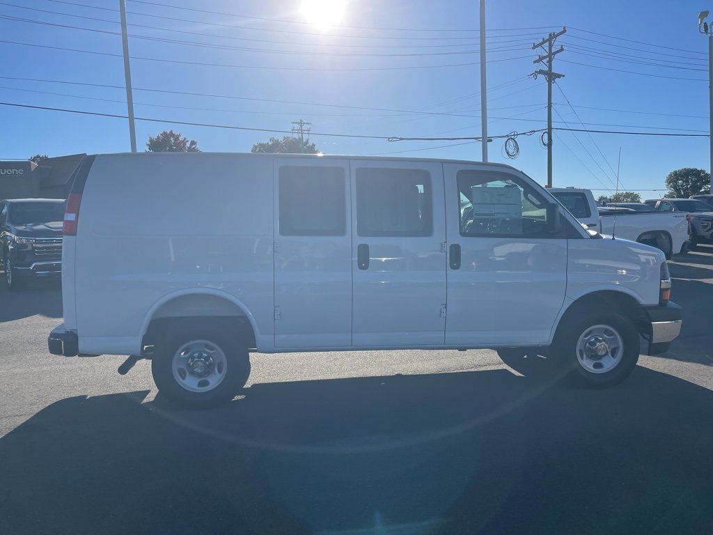 2025 Chevrolet Express 2500 Work Van photo 4