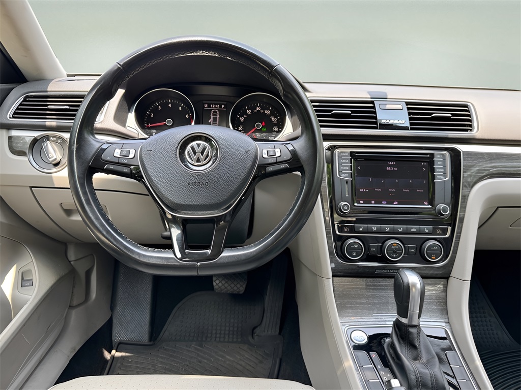 2018 Volkswagen Passat SE photo 6