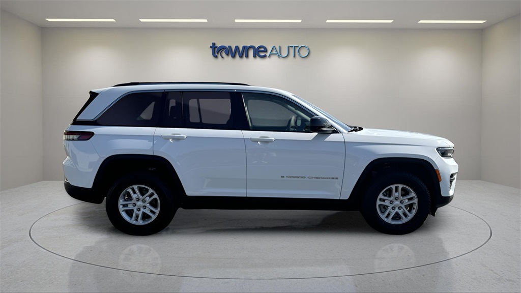 2023 Jeep Grand Cherokee Laredo photo 5