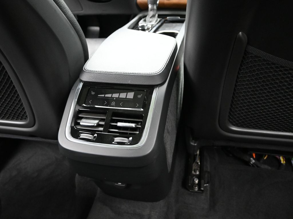 2022 Volvo XC90 T6 Momentum photo 13