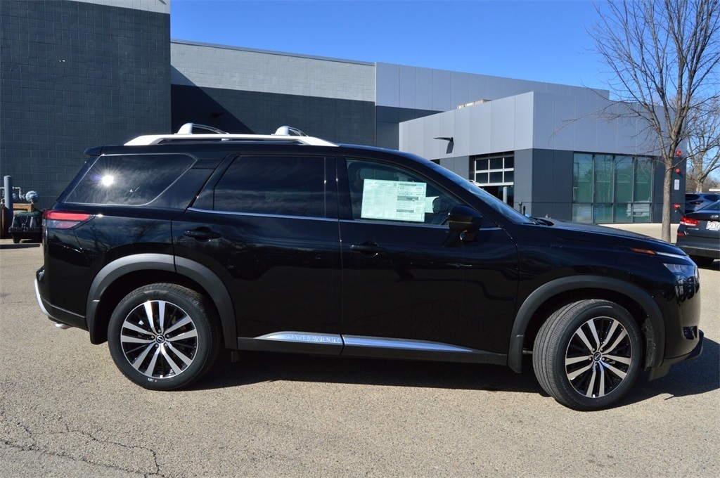 2025 Nissan Pathfinder Platinum photo 4