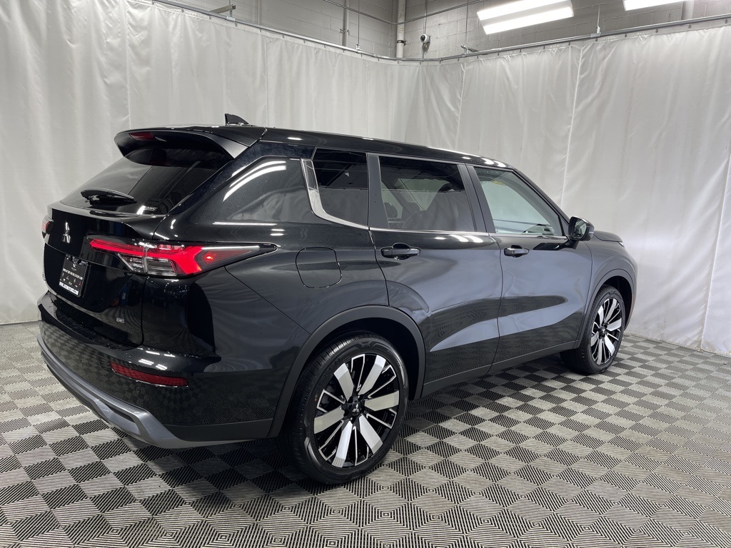 2025 Mitsubishi Outlander SE photo 2