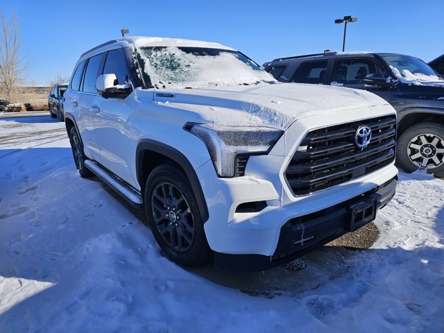 2023 Toyota Sequoia SR5 photo 2