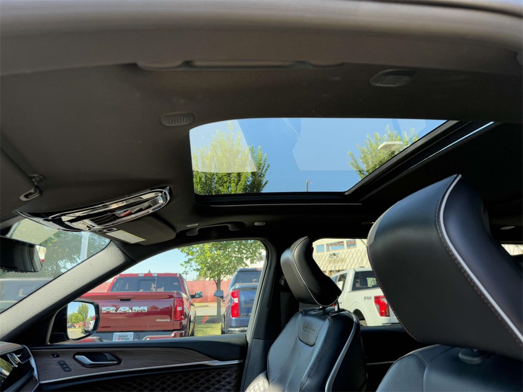 2022 Jeep Grand Cherokee Summit photo 4