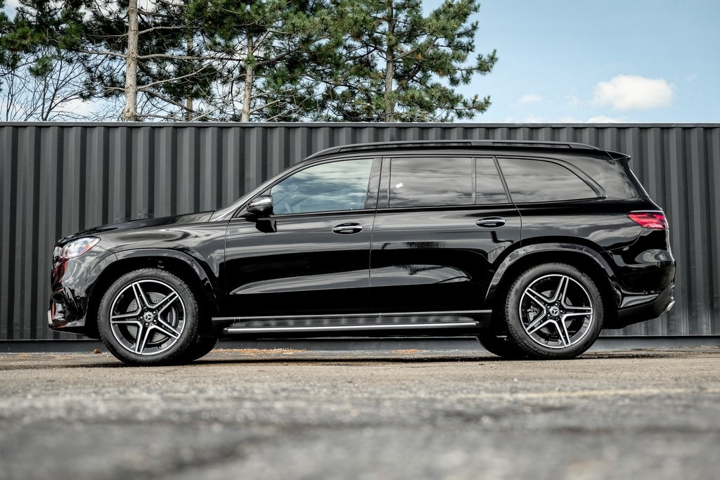 2025 Mercedes Benz GLS 450 4MATIC photo 3