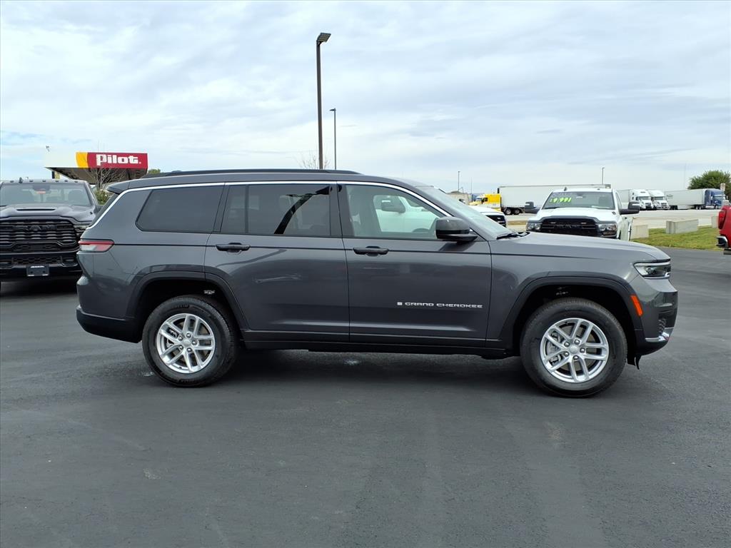 2025 Jeep Grand Cherokee Laredo photo 2