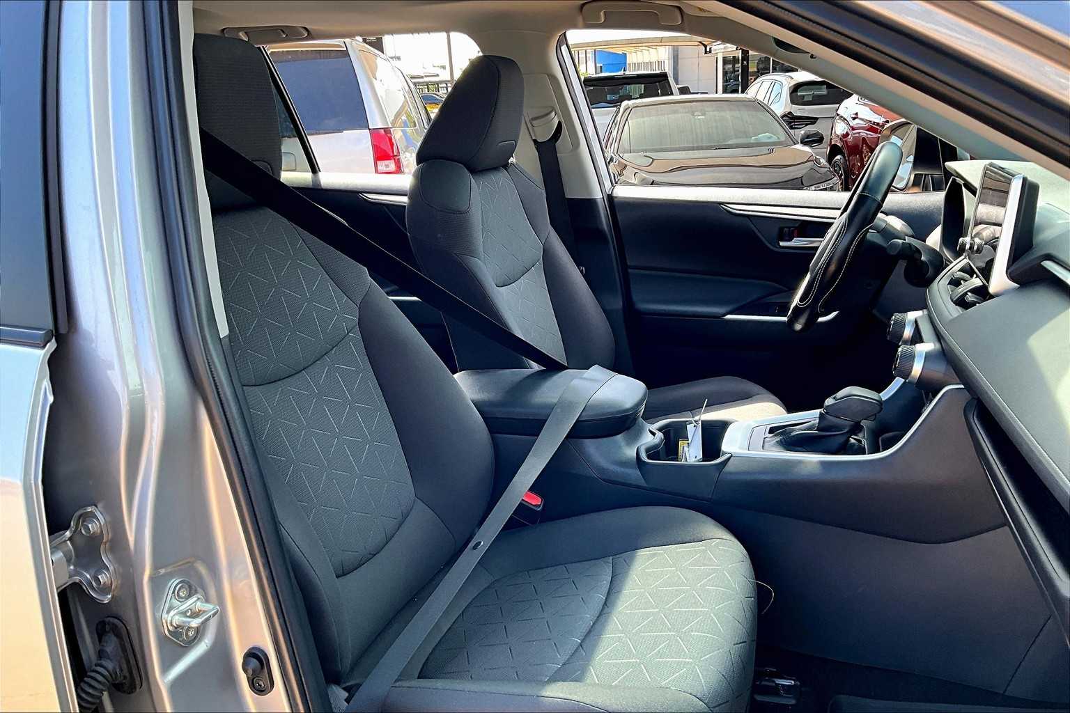 2023 Toyota RAV4 XLE photo 5